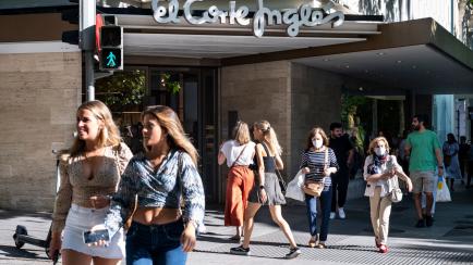 Fachada de un establecimiento de El Corte Inglés en España.