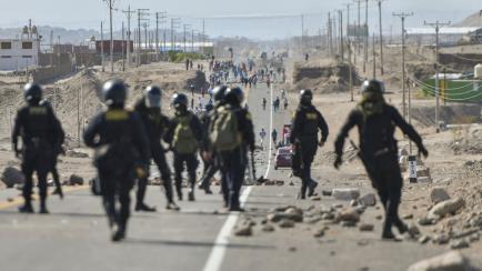 La policía controla la autopista panamericana de La Joya en Arequipa (Perú), durante las protestas contra el Gobierno de Dina Boluarte, el 12 de enero. 