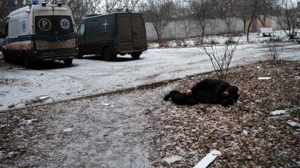Un hombre en el suelo en la ciudad destruida de Bakhmut, en Ucrania.