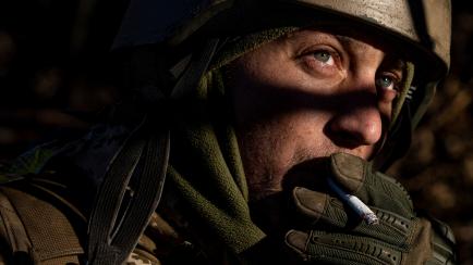 Un soldado ucraniano se fuma un pitillo en su posición en el frente, cerca de Bakhmut, en la región de Donetsk, el pasado 11 de enero. 