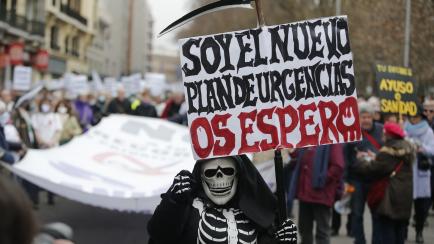 Varias personas se manifiestan en defensa de la sanidad pública en Madrid.