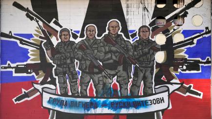 Un mural en honor de los mercenarios del Grupo Wagner, a los que llama "caballeros"; vandalizado en Belgrado (Serbia), el pasado 13 de enero. 