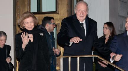 La reina emérita Sofía y el rey emérito Juan Carlos a su salida de la cena familiar