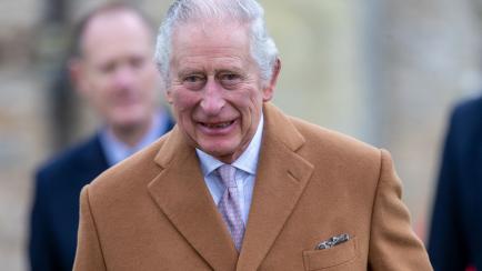 La foto de Carlos III con su peculiar corbata.
