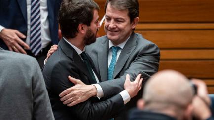 Juan García-Gallardo, a la izquierda, y Alfonso Fernández Mañueco se abrazan durante un pleno en el Parlamento.