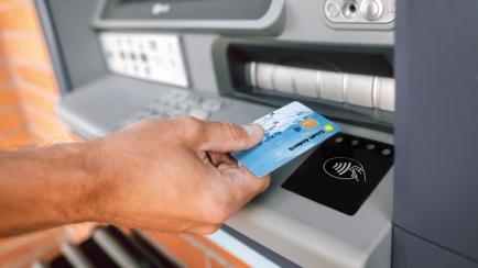 Una persona saca dinero en un cajero automático
(Foto de ARCHIVO)
12/5/2021
