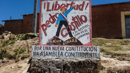 Un mural en la ciudad de Puno reclama la libertad de Pedro Castillo y elecciones en Perú