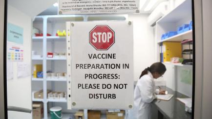 Investigadores en un laborotario donde se producen vacunas