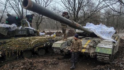 Tropas ucranianas revisando tanques en el frente de Bajmut, en el Donbás.