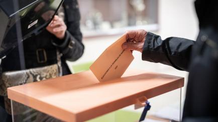 Imagen de archivo de una urna en un colegio electoral madrileño durante las elecciones autonómicas del 4M.