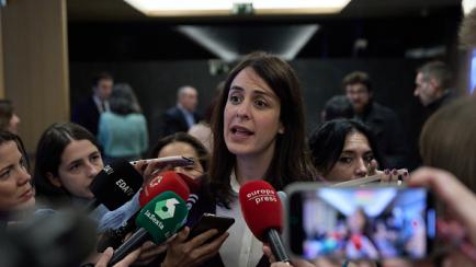 La candidata a la alcaldía de la capital con Más Madrid, Rita Maestre, atiende a los medios de comunicación durante un desayuno informativo de Europa Press.