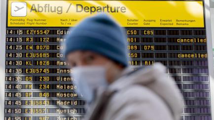 Un hombre con mascarilla camina por el aeropuerto de Berlín