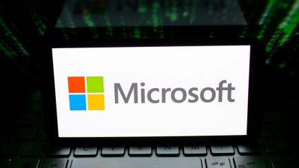 Un ordenador con el logo de Microsoft.