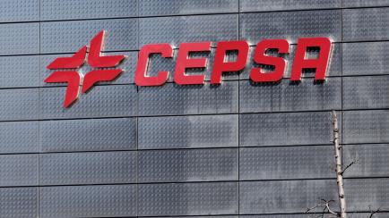 Logo de Cepsa en la torre Cepsa de Madrid.