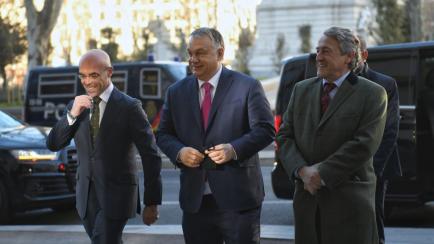 Viktor Orban, en enero del año pasado junto a Jorge Buxadé y Hermann Tertsch