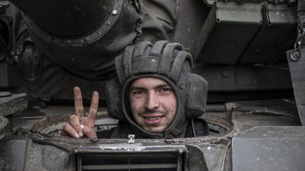 Un soldado ucraniano hace el signo de la victoria desde su vehículo en el frente de Jersón, el pasado noviembre.