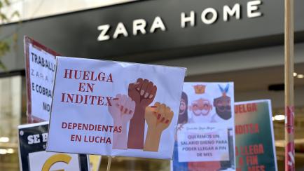 Dependientas de Inditex durante la huelga en A Coruña en noviembre.