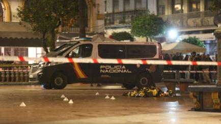 Un furgón de Policía Nacional junto al cadáver del sacristán asesinado en Algeciras
