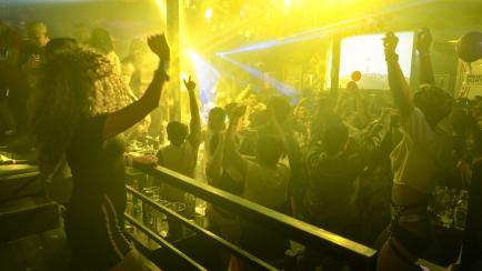 Gente bailando en el interior de una discoteca