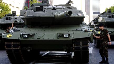 Una unidad de un tanque Leopard 2, durante el desfile del 12 de octubre de 2009.