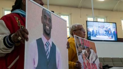 Varios activistas sostiene imágenes de Tyre Nichols el día que se anuncia que se publicarán los vídeos de la policía.