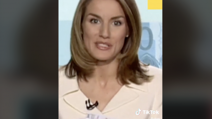 La reina Letizia, cuando era periodista, presentando un informativo en TVE