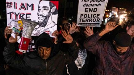 Manifestantes contra la brutalidad policial que acabó con la vida de Tyre Nichols.