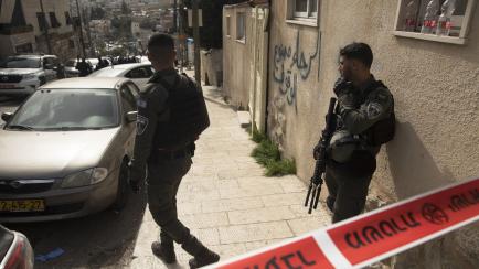 Los oficiales de policía vigilan la escena donde dos israelíes resultaron heridos en un tiroteo.