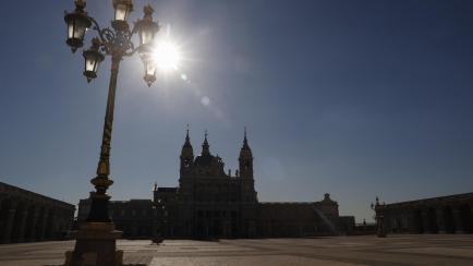Vista de la catedral de La Almudena una mañana soleada aunque fría en Madrid.