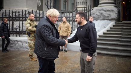 Boris Johnson saluda a Volodimir Zelenski el pasado 22 de enero, en una nueva visita del británico a Kiev.