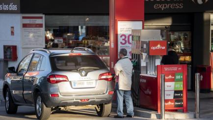 Un hombre reposta combustible en una gasolinera de Madrid, el pasado diciembre.