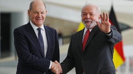 Olaf Scholz y Luiz Inacio Lula da Silva se saludan a la llegada del alemán a la sede del Gobierno brasileño en Brasilia, ayer.