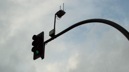 Un radar 'fotorrojo' instalado en un semáforo.