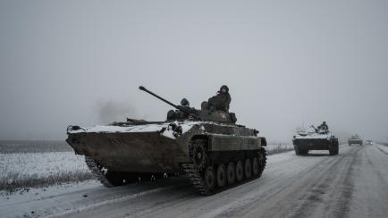 Vehículos de combate ucranianos en un convoy por una carretera helada en la región de Donetsk.