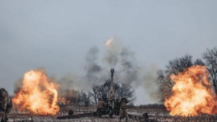 Un cañón de artillería ucraniano dispara sus proyectiles en el frente de Donetsk.