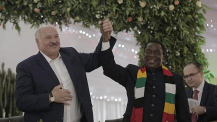 El presidente de Bielorrusia, Alexander Lukashenko y su homólogo de Zimbabue, Emmerson Mnangagwa, tras la firma de los acuerdos.