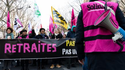 Manifestantes contra la reforma de las pensiones, ayer en París.