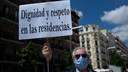 Un manifestante protesta para reivindicar mejoras en la atención de las residencias en Madrid en 2020.
