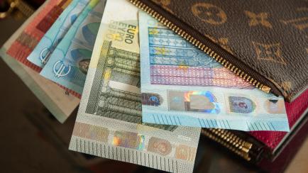Una cartera con varios billetes de euro