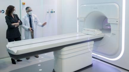 La presidenta de la Comunidad de Madrid, Isabel Díaz Ayuso, durante una visita al único sistema de radioterapia de precisión molecular guiado por resonancia magnética que existe en España, en el Hospital Carlos III (anexo del de La Paz), el 17 de diciembre de 2021.