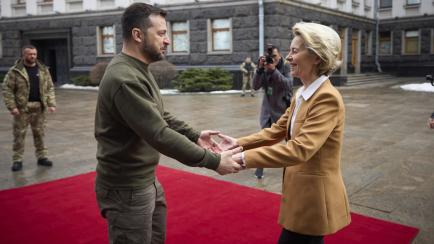 Volodimir Zelenski recibe Ursula von der Leyen, a su llegada a las oficinas presidenciales de Kiev, este jueves.
