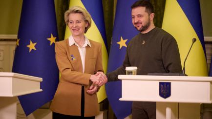 La presidenta de la Comisión Europea, Ursula von der Leyen, y el mandatario ucraniano, Volodímir Zelenski; tras su reunión en Kiev.