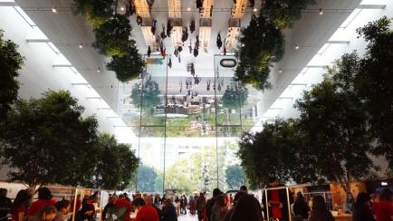 Interior de una tienda de Apple en Los Ángeles