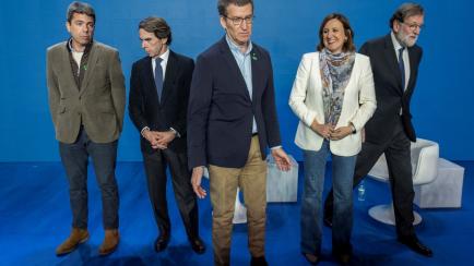 Foto del acto del PP en la que aparecen, entre otros, José María Aznar, Alberto Núñez Feijóo o Mariano Rajoy.