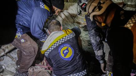 Heridos por el terremoto, en suelo sirio.