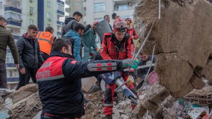 Equipo de rescatadores buscan supervivientes en los escombros tras el terremoto de Turquía
