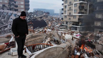 Un hombre, ante las ruinas de edificios destruidos por el terremoto en la localidad turca de Hatay.