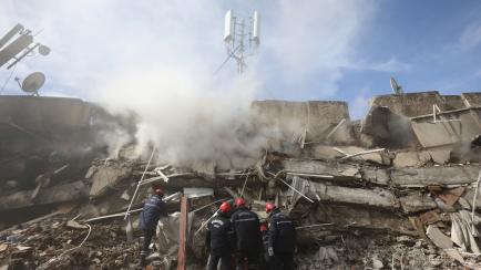 Personal de emergencia busca a personas con vida entre los escombros tras el terremoto enTurquía.