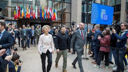 Ursula Von der Leyen, Volodimir Zelenski y Charles Michel, ayer, juntos en Bruselas.