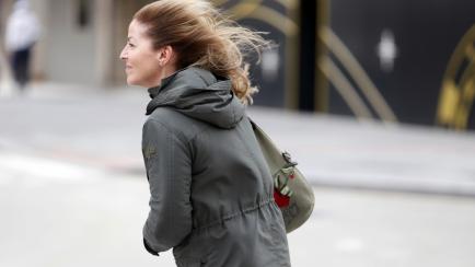 Una mujer caminando frente al viento en Málaga.